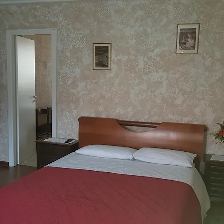 Apartment Bilocale Comodo A Tutti I Servizi. Aurora *