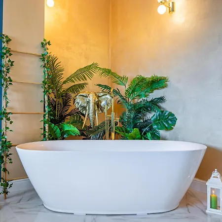 Jungle --- Vasca In Apartment