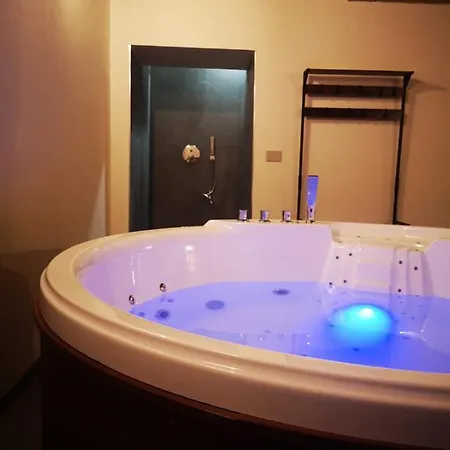 Con Vasca Jacuzzi E Sauna In Piazza Statuto With Ac * Turin