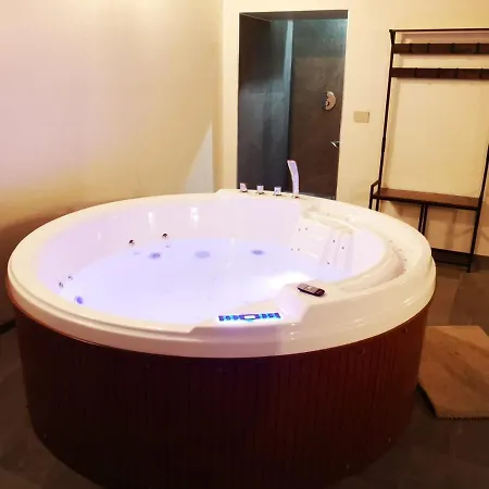 Apartment Con Vasca Jacuzzi E Sauna In Piazza Statuto With Ac