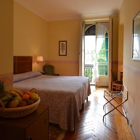 Roma E Rocca Cavour 3*