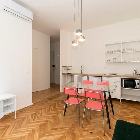Aurora Lovely Flat With Balcony *