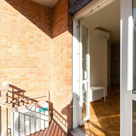 Aurora Lovely Flat With Balcony