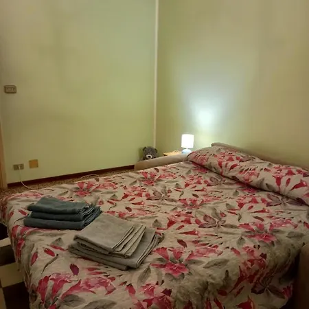 Alloggio in famiglia Arrivore - Ampia Privata Con Balcone , In Panoramico Condiviso Con Host - Bagno In Comune - Private Car Park *