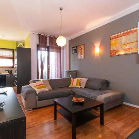 P.zza Vittorio Veneto Cozy Apt W/private Parking Apartment *