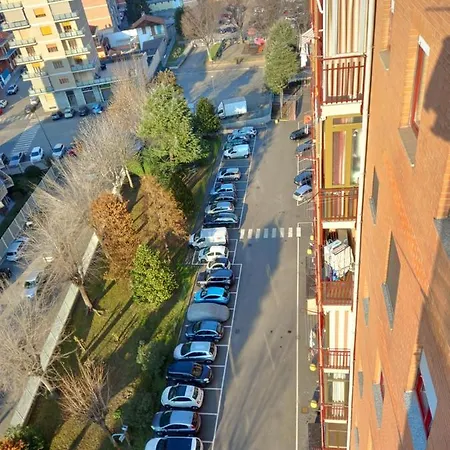 Alloggio in famiglia Arrivore - Ampia Privata Con Balcone , In Panoramico Condiviso Con Host - Bagno In Comune - Private Car Park Torino