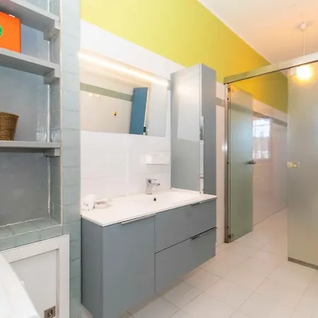 P.zza Vittorio Veneto Cozy Apt W/private Parking Apartment *