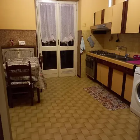 Alloggio in famiglia Arrivore - Ampia Privata Con Balcone , In Panoramico Condiviso Con Host - Bagno In Comune - Private Car Park Torino