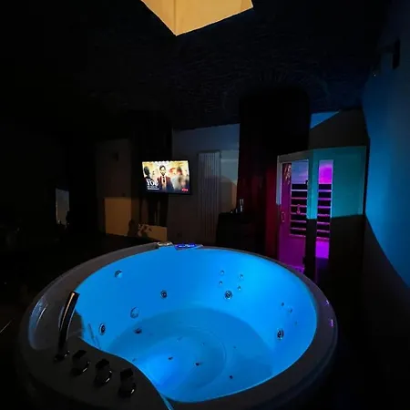 Con Vasca Jacuzzi E Sauna In Piazza Statuto With Ac Apartment