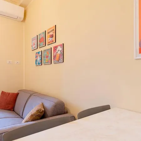Cozy Close To Metro Apartment