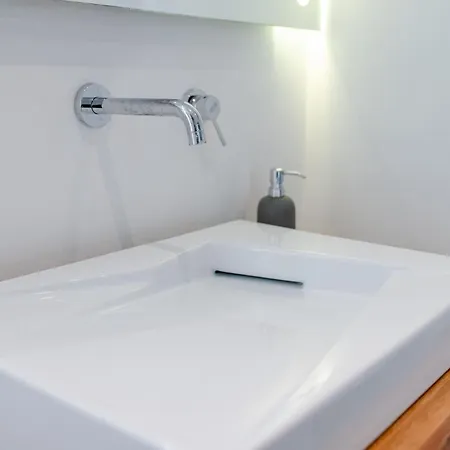 & Queen Apartment