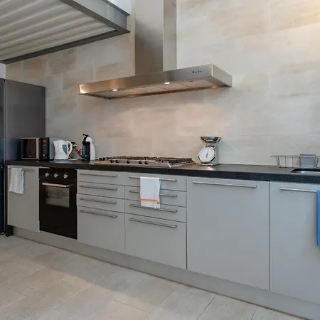 Designer Loft Apartment *