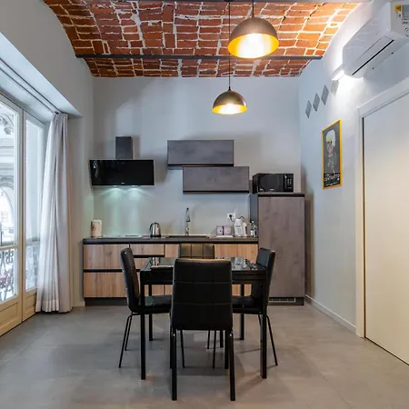 & Queen Apartment *