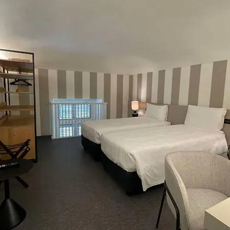 Отель Western Genova 4*