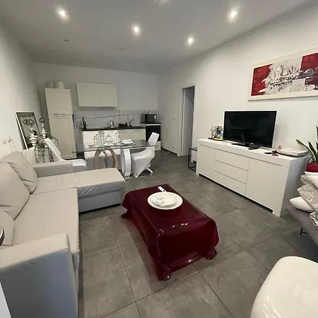 Appartamento Decoluxe !apartamento Con 1 Da Letto , In Zona San Paolo , Via Martiniana