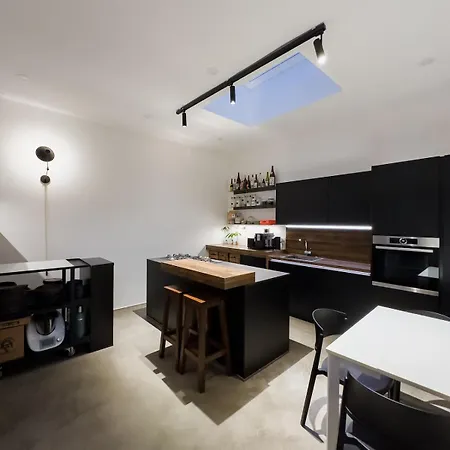 Design Loft With Free Private Parking