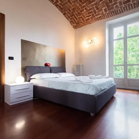 Cenisia & Porta Susa Roomy Flat Apartment