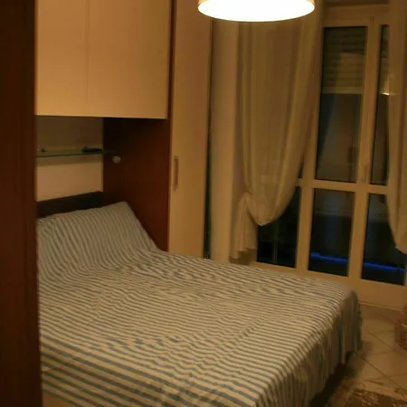 With One Bedroom In Torino, With Wonderful View, Furnis Apartment