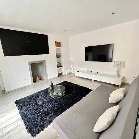 Appartamento Abstract House Design In Center Of