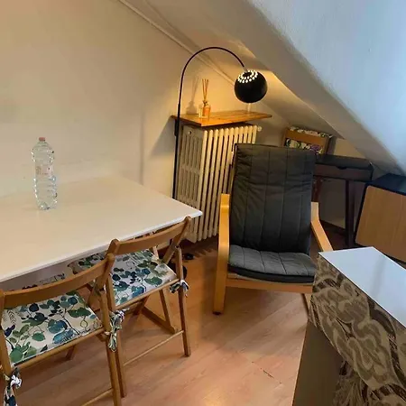 Ellen's Apartment:little Near Portanuova アパート