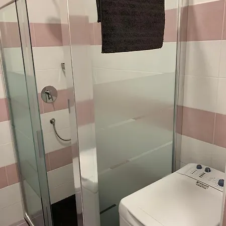 Casa Friends Lingotto Ospedali Metro Spezia Guest house