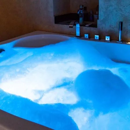 Borgo San Paolo Stylish Apt With Jacuzzi * Turin