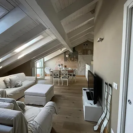 Charming Penthouse In Apartamento Turín